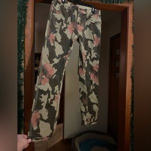 Camo jeans with pink flowers